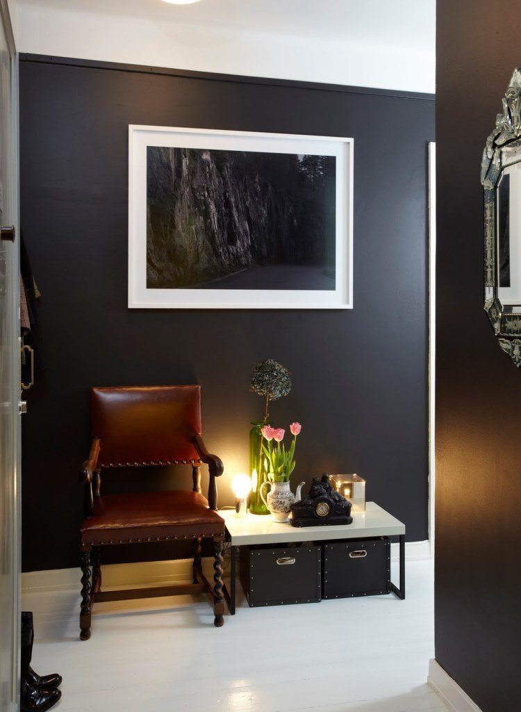 norwegian-style-oslo-apartment-black-wall-hallway